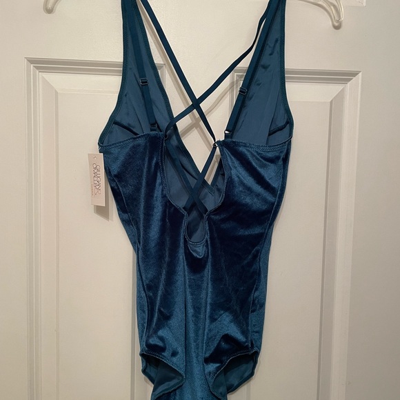 Women’s teal velvet bodysuit - Picture 5 of 6